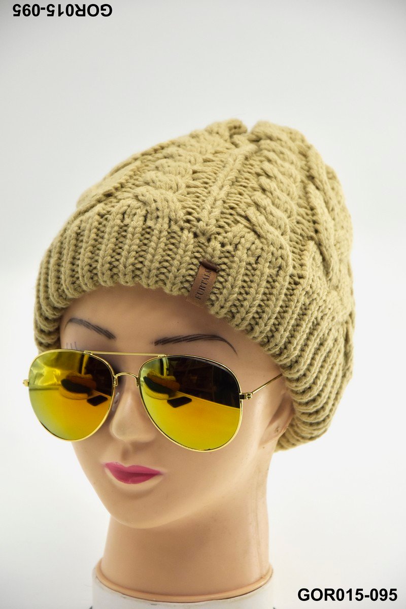 Gorro tejido tipo beanie en tono beige claro GOR015