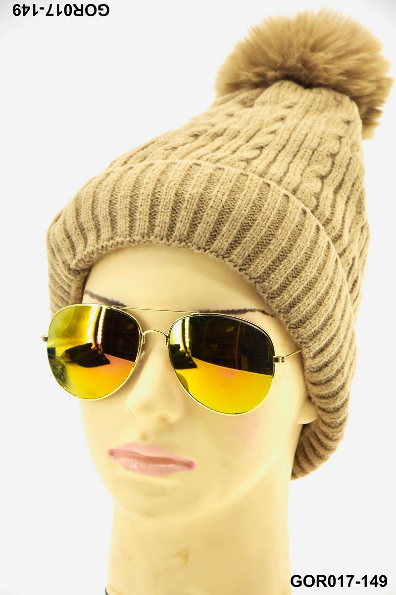 Gorro de punto beige con pompón de piel sintética GOR017
