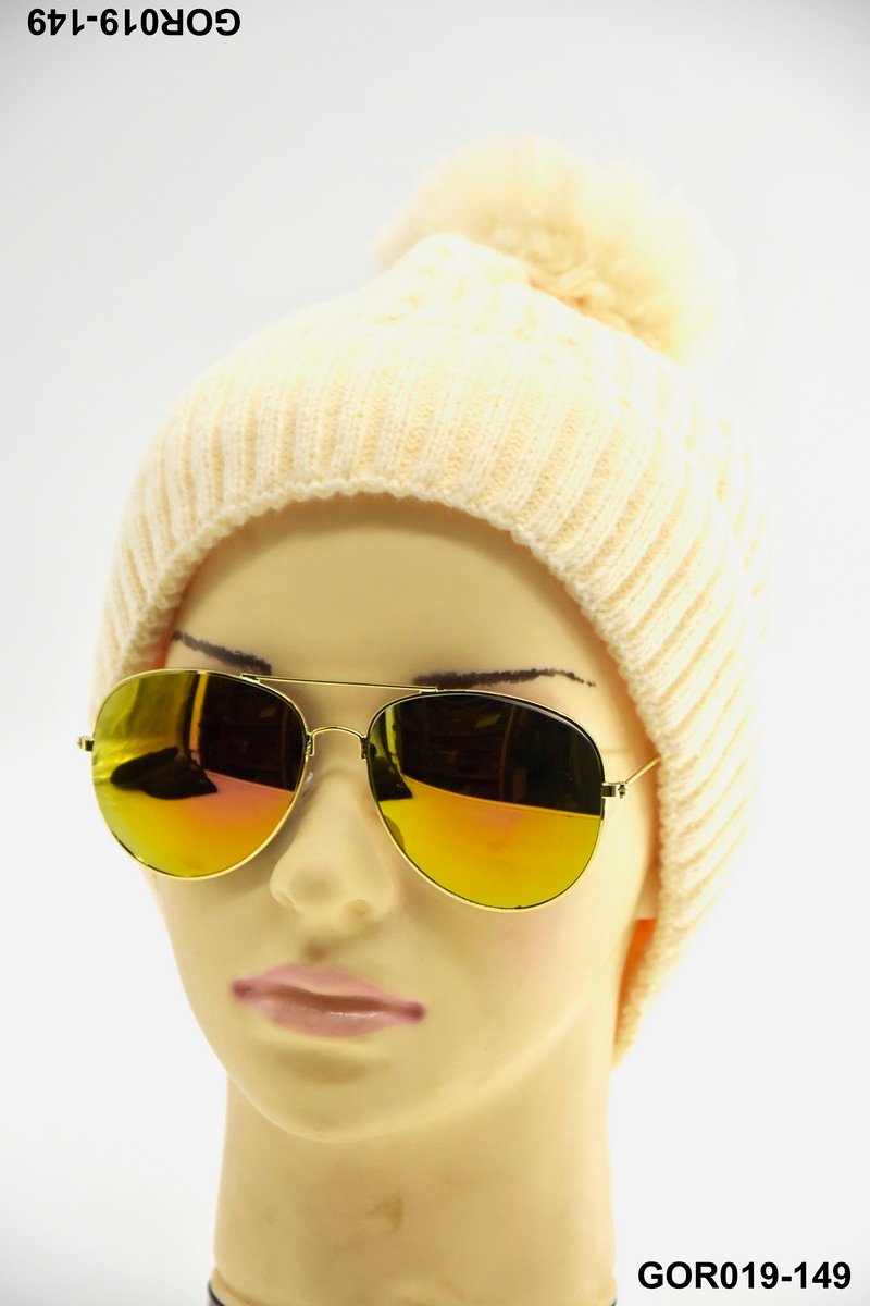 Gorro de punto beige con pompón GOR019