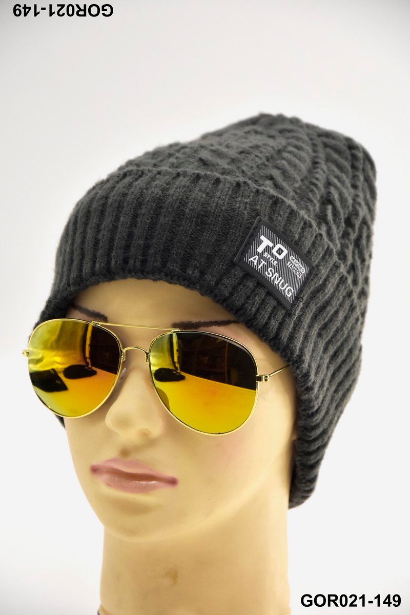 Gorro tejido gris oscuro con etiqueta GOR021