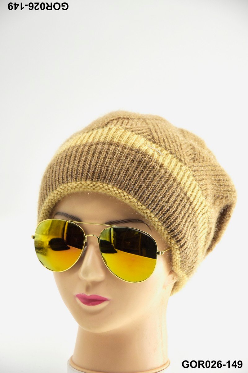 Gorro tejido estilo beanie con diseño bicolor y acabado en punto acanalado GOR026
