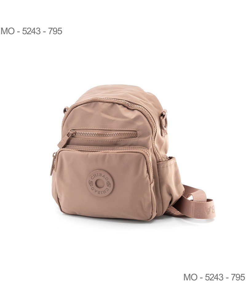 Mochila beige compacta con múltiples compartimentos y cierres MO5243