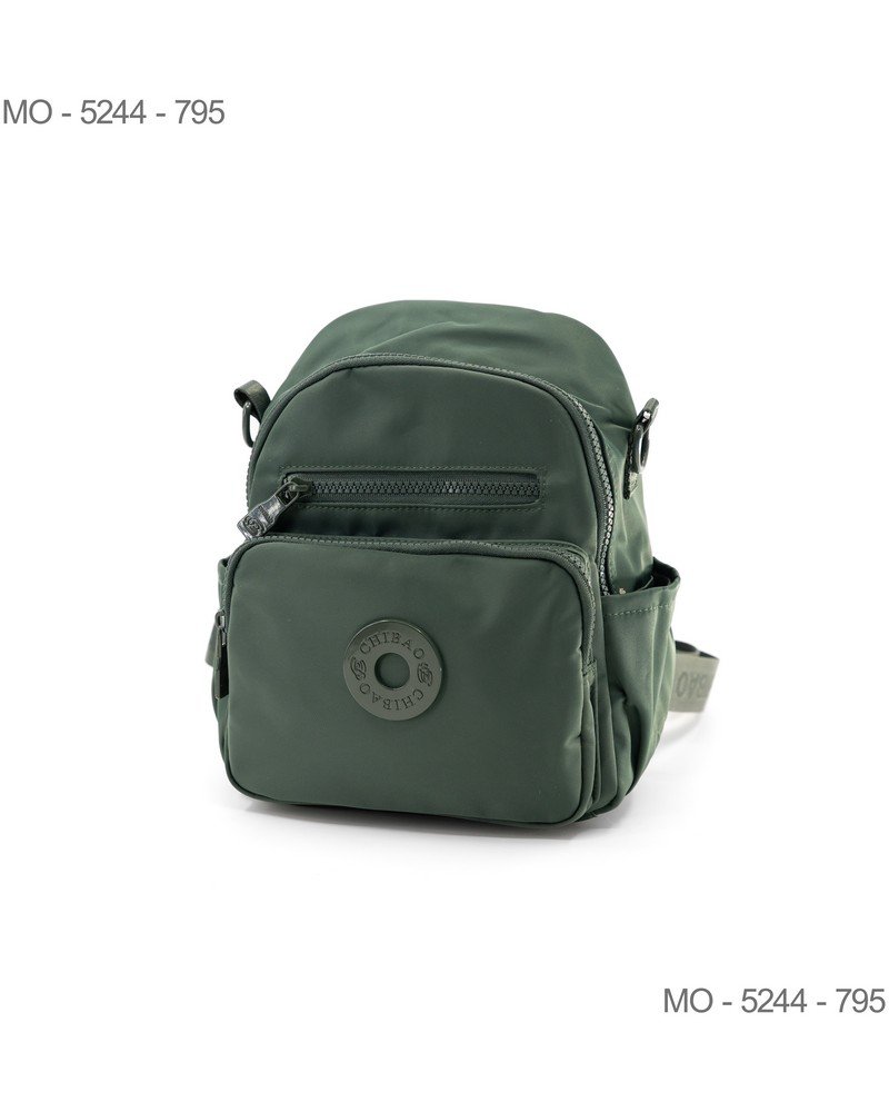 Mochila verde compacta con múltiples compartimentos y cierres MO5244