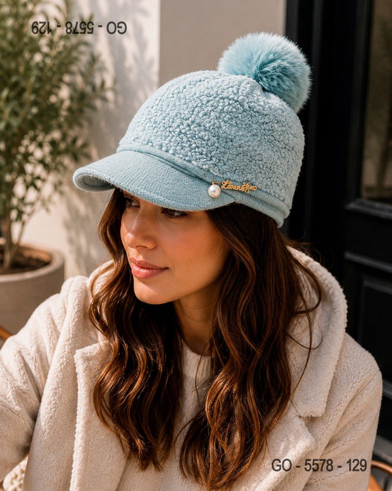 Gorra de Borreguito Azul Celeste con Pompón y Detalle de Perla GO5578