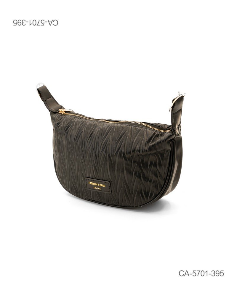 Bandolera Media Luna "Urban Pleat" – Cuerpo Plisado Texturado, Tono Negro Clásico y Cierre Superior CA5701