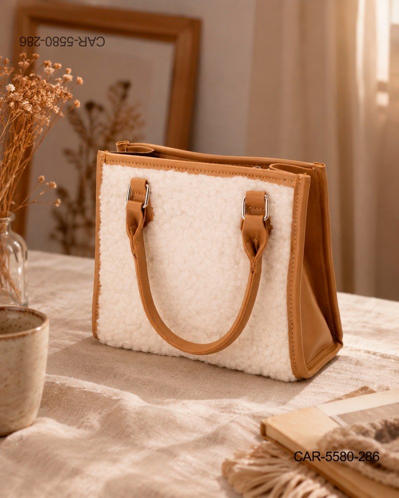 Cartera de Mano y Tote Bag "Winter Teddy" – Textura Corderito, Detalles en Camel CAR5580