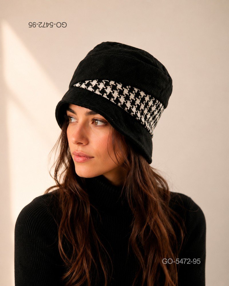 Sombrero estilo cloché en color negro con banda decorativa GO5472
