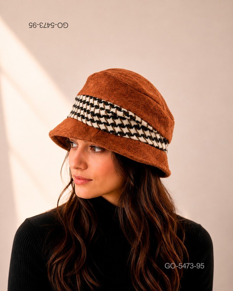 Sombrero estilo cloché en tono terracota con banda decorativa de estampado GO5473