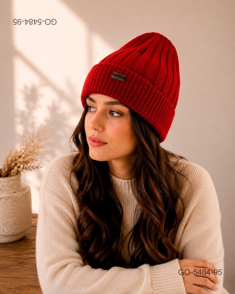 Gorro de lana de punto acanalado en color rojo intenso GO5484