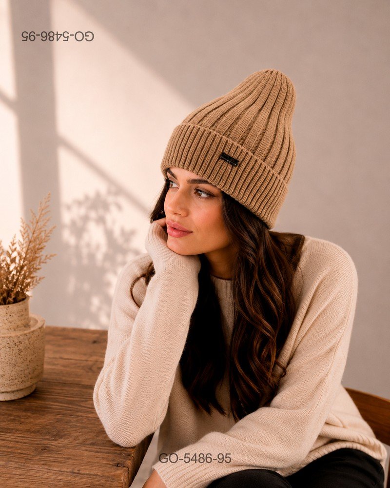Gorro de lana de punto acanalado en color beige GO5486