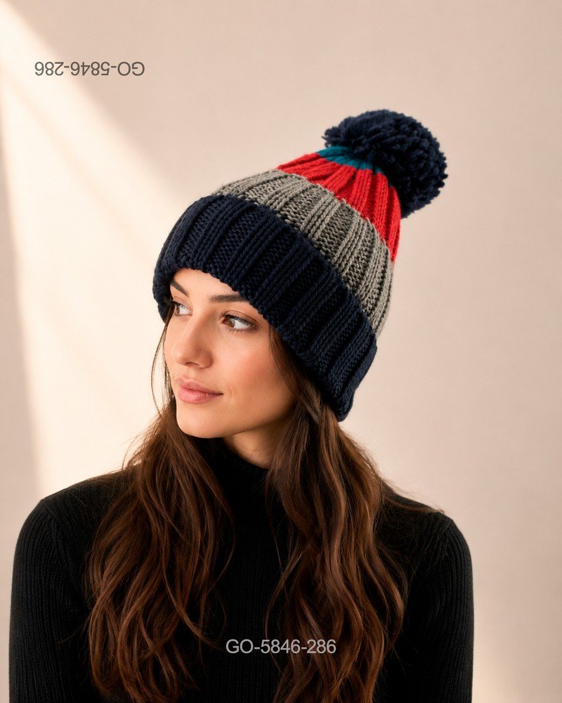 Gorro de lana de punto grueso con diseño tricolor (azul marino, gris y rojo) y pompón GO5846