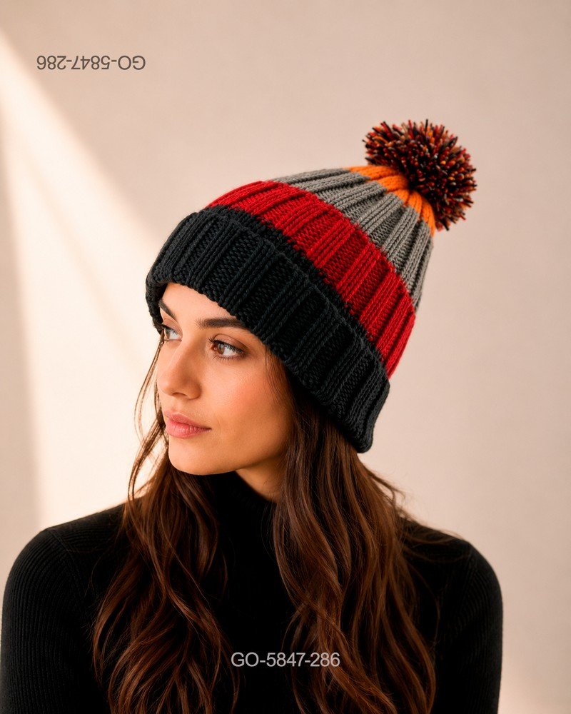 Gorro de lana de punto grueso en color gris con diseño de rayas en tonos azules y rojos y pompom GO5847