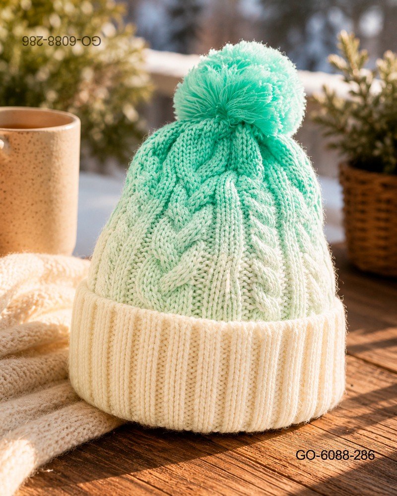 Gorro con Pompón en Lana Tejida con Degradado – Color Verde Menta/Crema GO6088