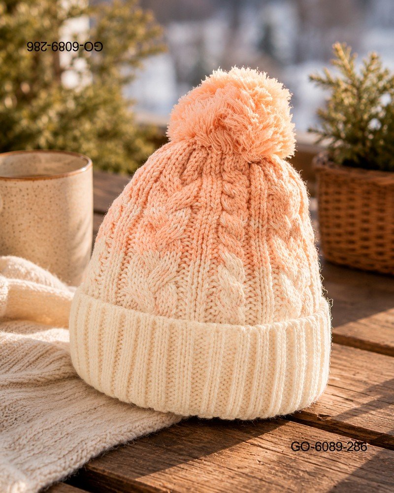Gorro con Pompón en Lana Tejida con Diseño de Trenzas – Color Crema GO6089