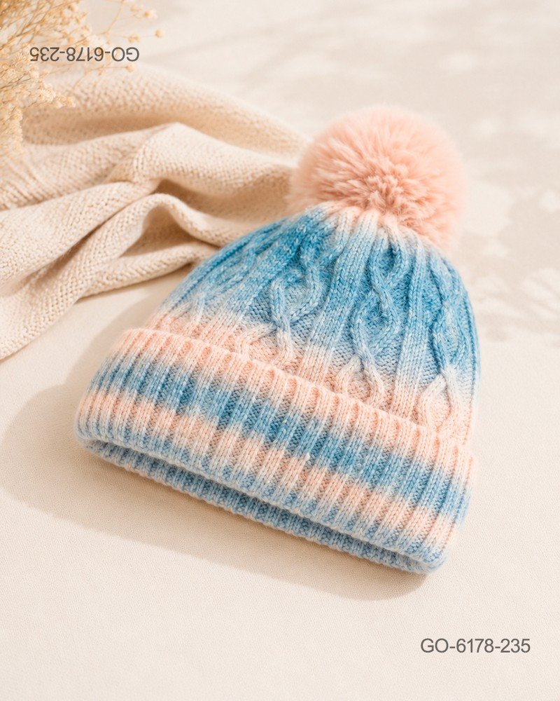 Gorro con Pompón en Lana Tejida con Trenzas y Degradado – Color Azul/Rosado GO6178