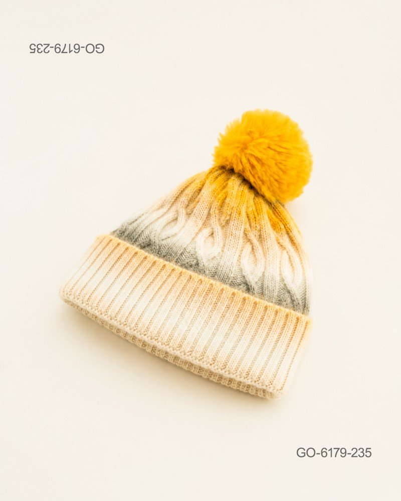 Gorro con Pompón en Lana Tejida con Trenzas y Degradado – Color Amarillo/Gris GO6179
