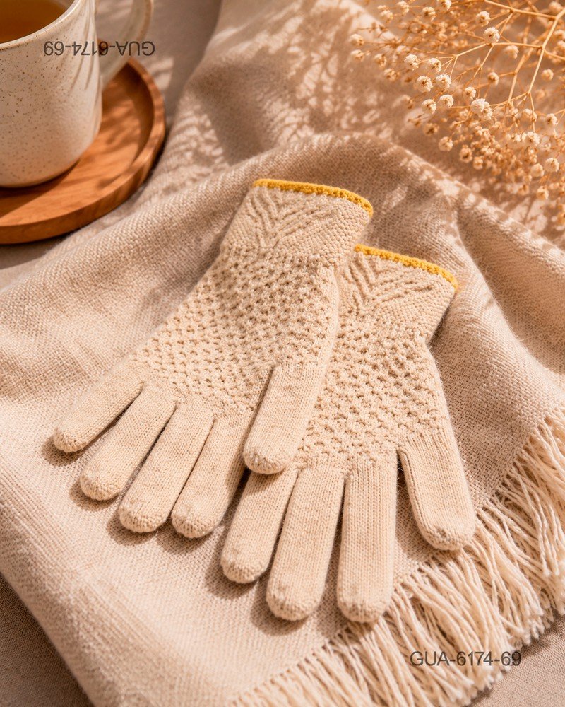 Guantes de punto con patrón texturizado y detalle en contraste, color crema. GUA6174