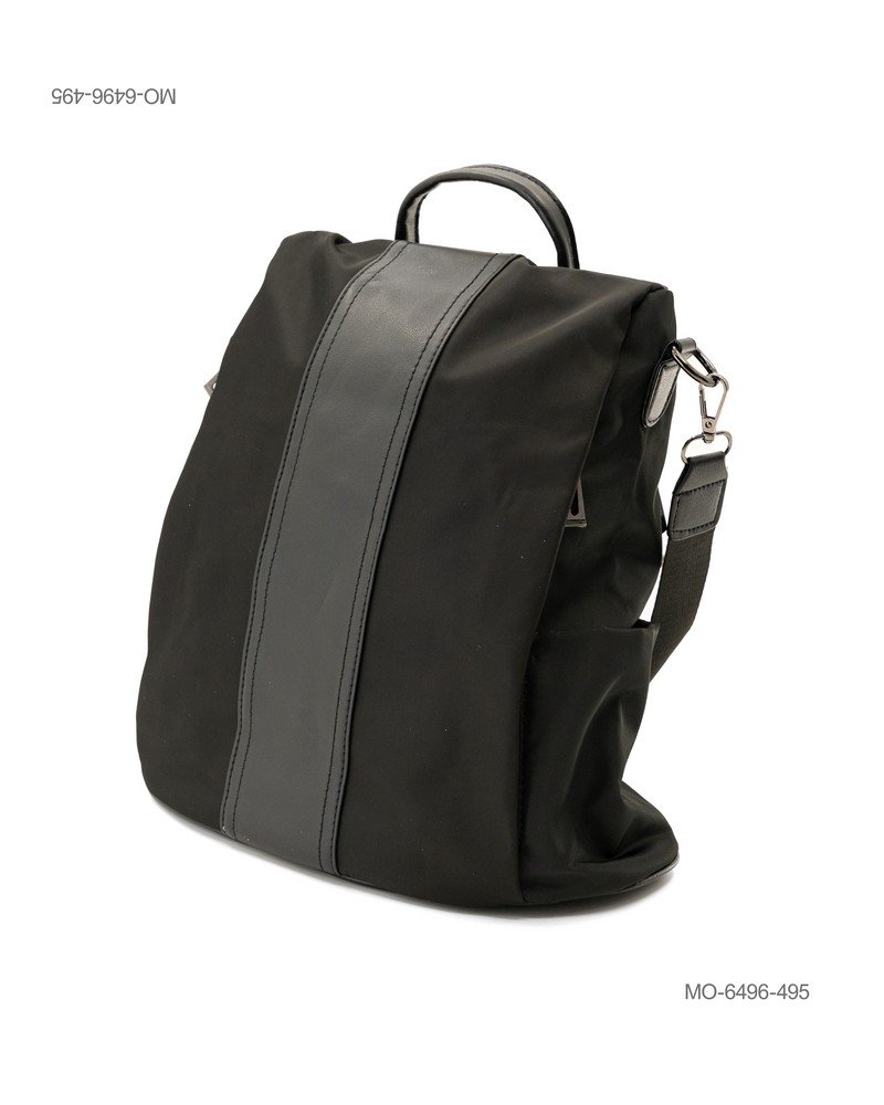 Mochila Urbana Convertible con Detalle de Franja Central en Color Negro MO6496