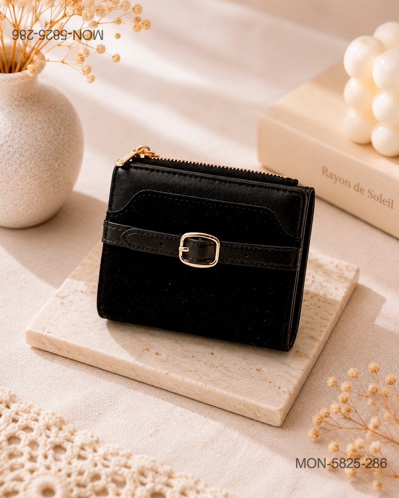Billetera Corta Bifold para Mujer con Textura de Gamuza y Cinto Decorativo MON5825