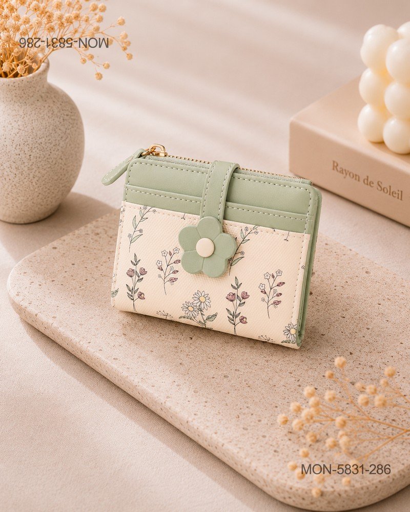 Billetera Corta Bifold "Cottagecore" con Estampado Botánico y Broche de Flor MON5831