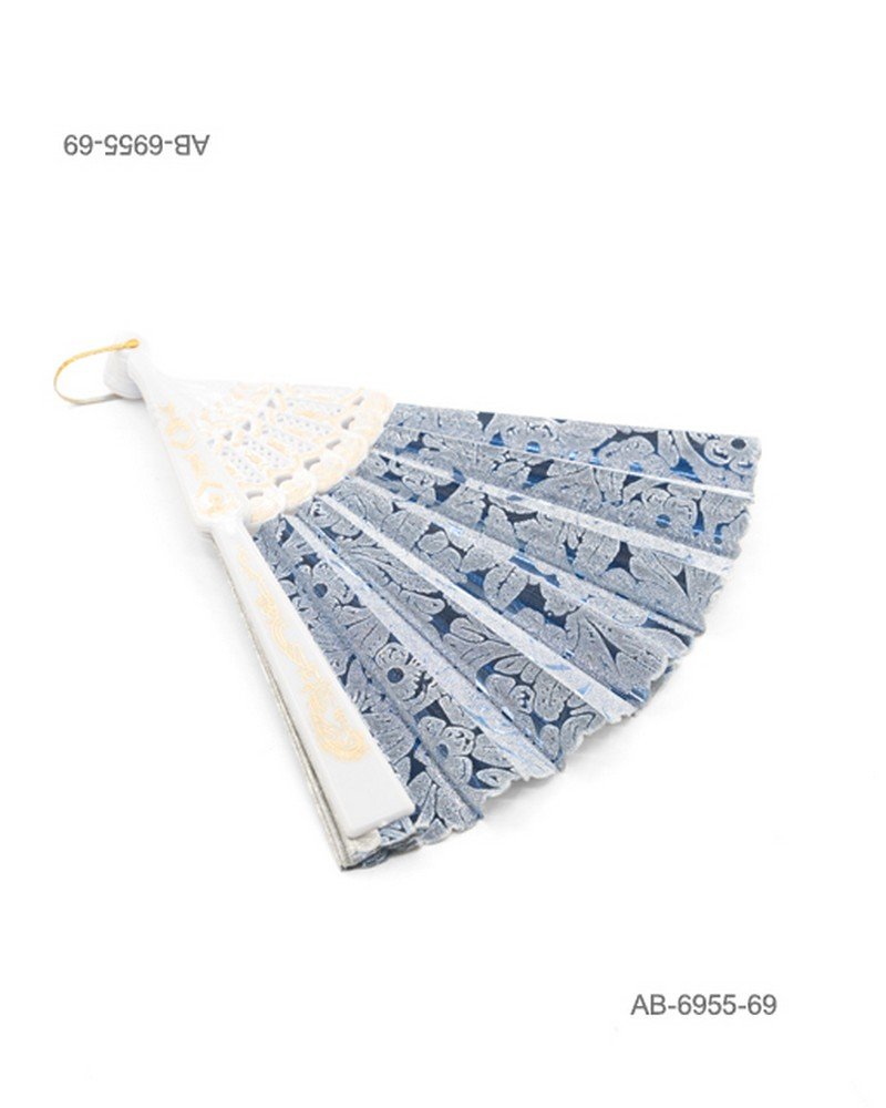 Abanico de mano con detalles de encaje y estampado floral en color azul, estructura blanca perforada con detalle colgante AB6955