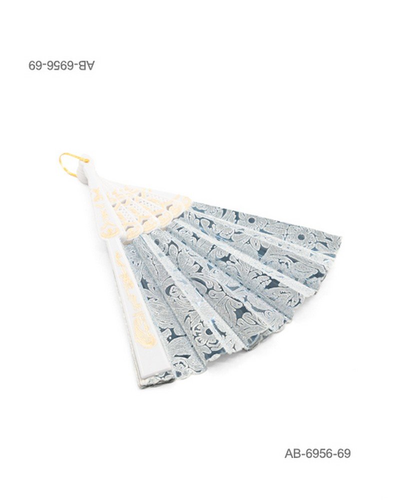 Abanico de mano con detalles de encaje y estampado floral en color celeste o grisáceo, estructura blanca perforada con detalle colgante AB6956
