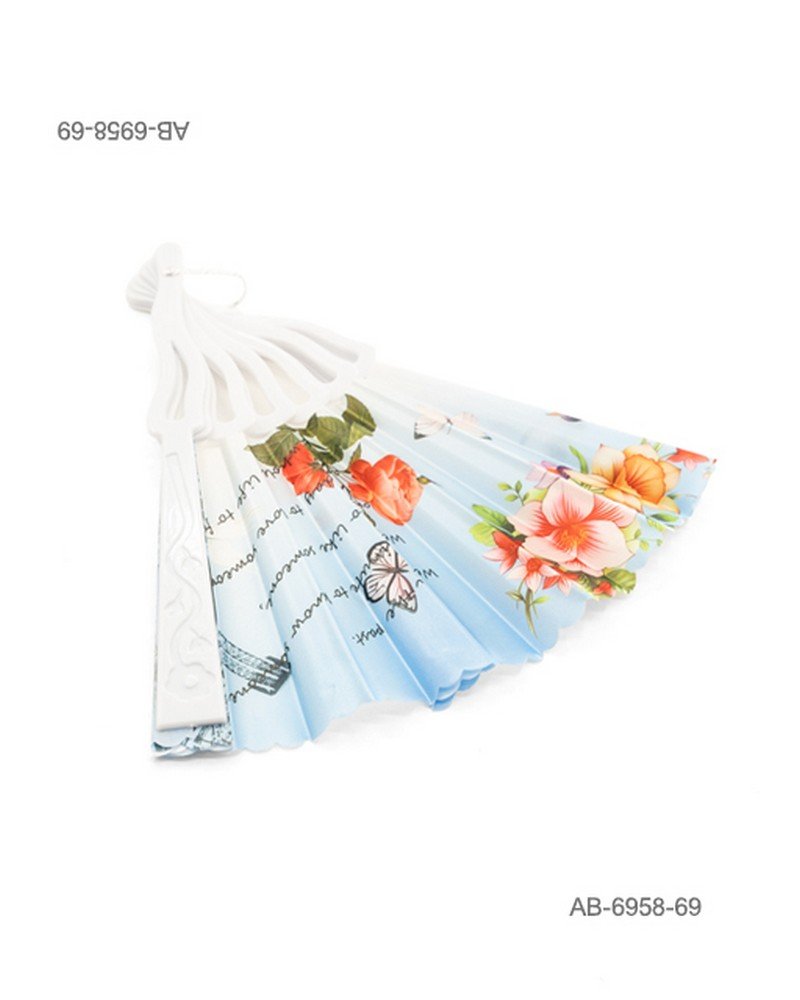 Abanico de mano con fondo celeste, estampado de flores coloridas (rojas, naranjas y amarillas), mariposas y texto decorativo, estructura blanca lisa AB6958