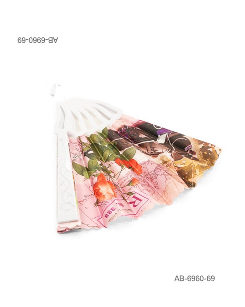 Abanico de mano con estampado estilo vintage en tonos rosados que incluye rosas rojas y naranjas, textos y detalles gráficos, estructura blanca lisa AB6960
