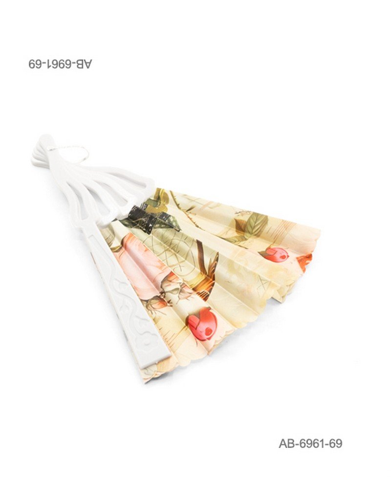 Abanico de mano con estampado vintage en tonos beige y crema, con detalles florales en rojo y elementos decorativos, estructura blanca lisa AB6961