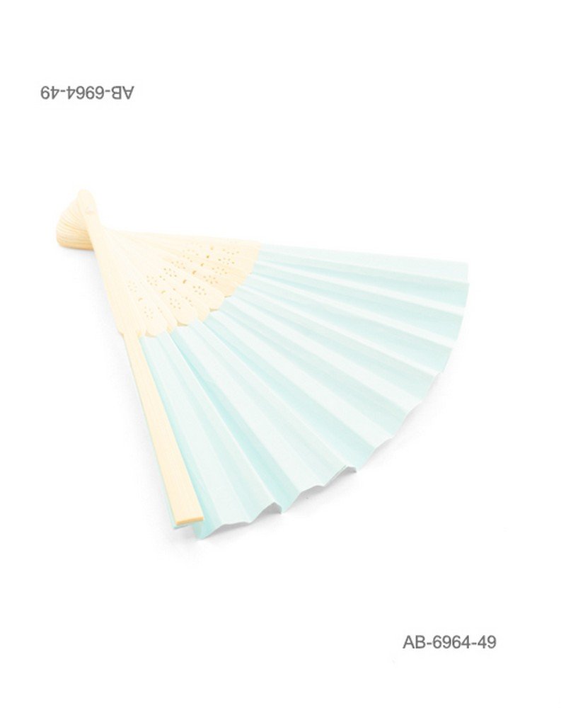 Abanico de mano liso en color celeste suave con estructura de madera natural perforada AB6964