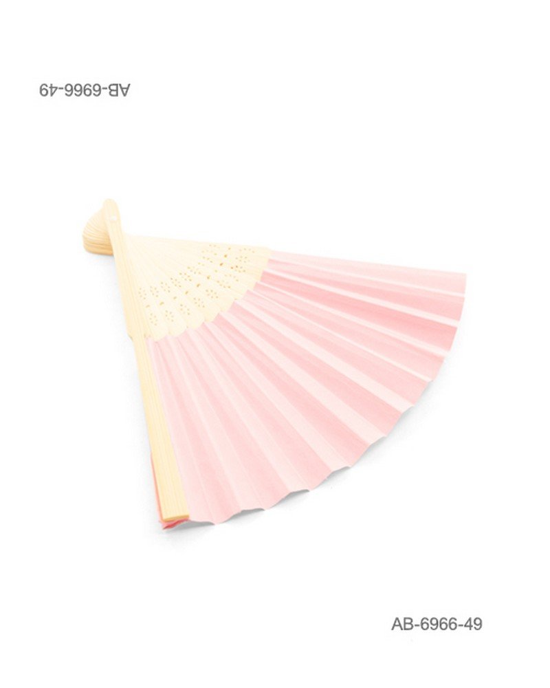 Abanico de mano liso en color rosa suave con estructura de madera natural perforada AB6966