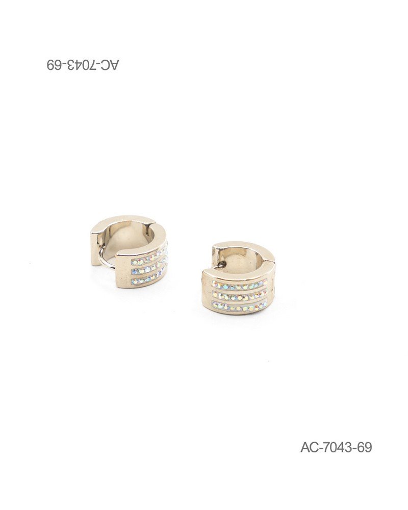 Aros o pendientes de diseño tipo criolla ancha en color plateado o metalizado, decorados con tres hileras de pequeños cristales o pedrería brillante en la parte frontal AC7043