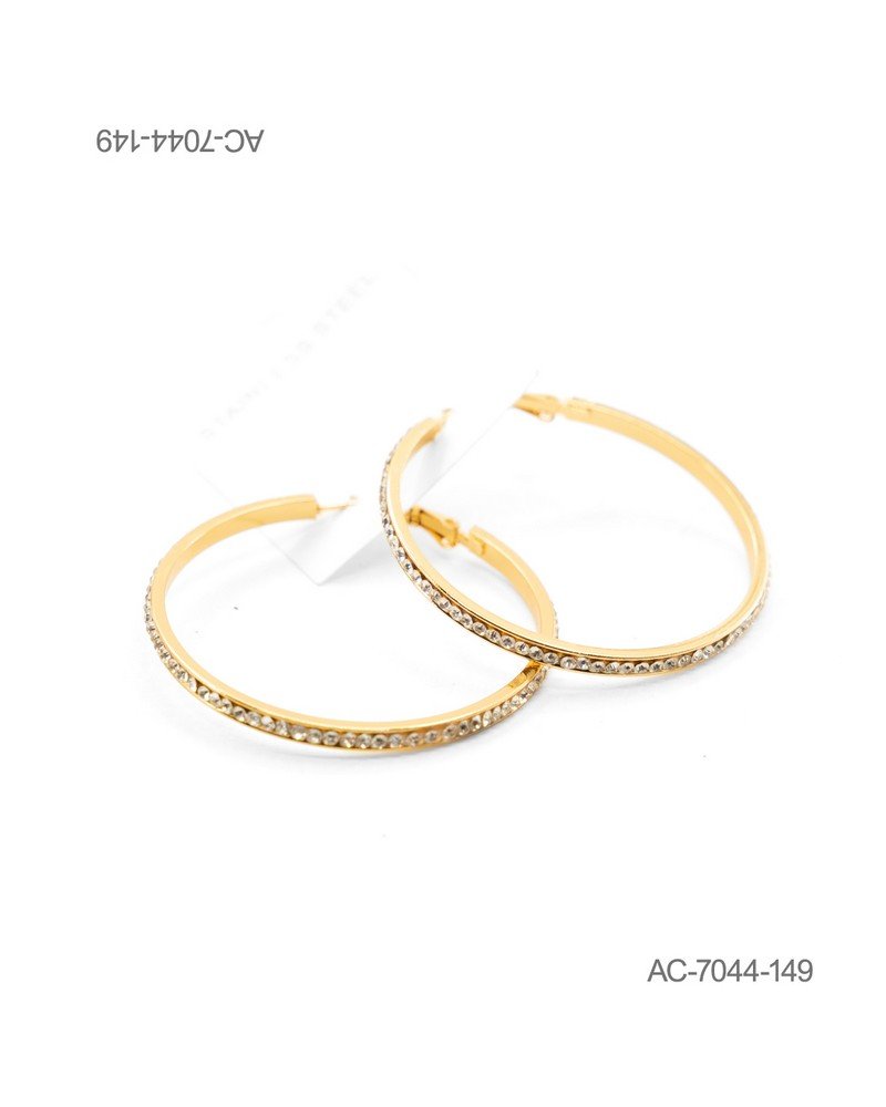 Aros o pendientes de diseño tipo argolla grande en color dorado, decorados con una hilera de pequeños cristales o pedrería brillante en la parte frontal AC7044
