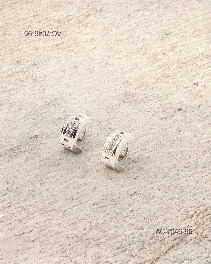 Aros o pendientes de diseño tipo criolla ancha o huggie en color plateado o metalizado, decorados con una hilera central de pequeños cristales o pedrería brillante AC7046