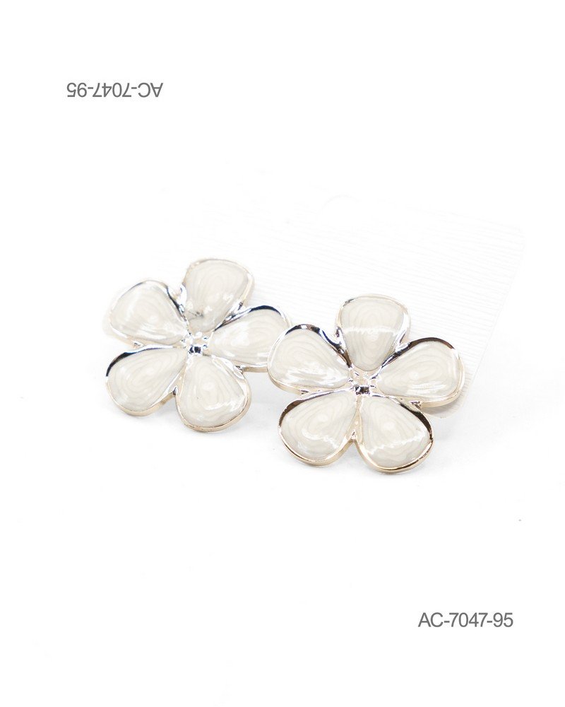 Aros o pendientes de diseño en forma de flor de cinco pétalos con esmalte en tono blanco o crema y bordes metálicos AC7047
