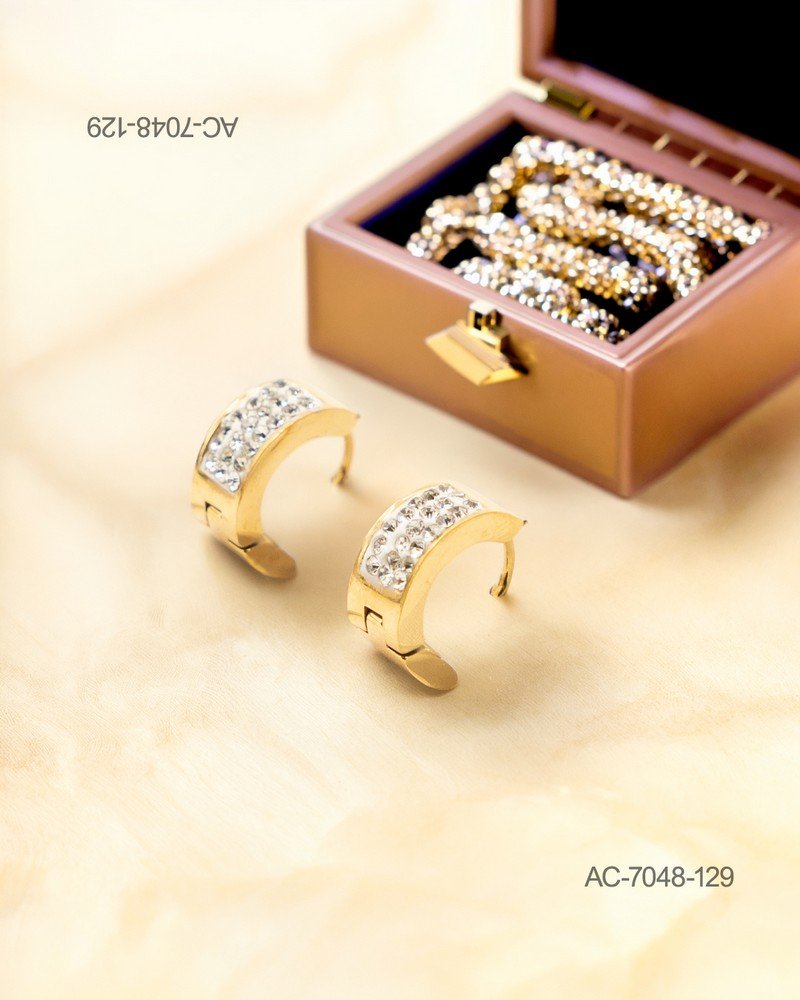 Aros o pendientes de diseño tipo criolla ancha en color dorado, decorados con incrustaciones de pequeños cristales o pedrería brillante en la parte superior frontal AC7048