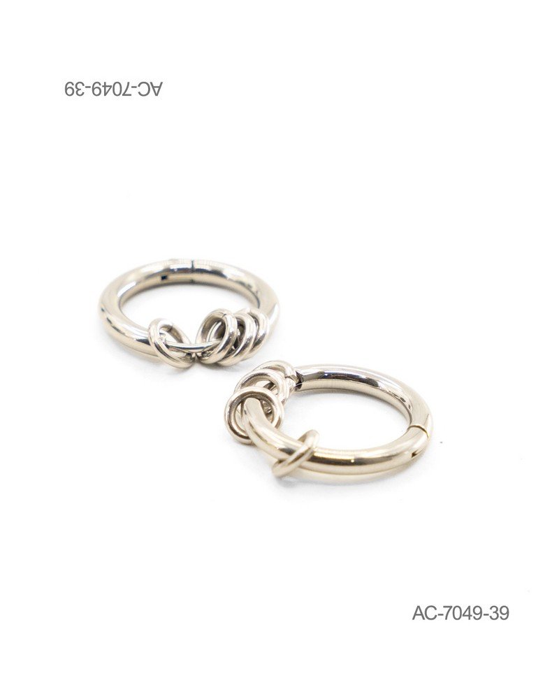 Aros o pendientes de diseño tipo argolla clásica en color plateado o metalizado, decorados con pequeños anillos colgantes entrelazados alrededor de la estructura AC7049