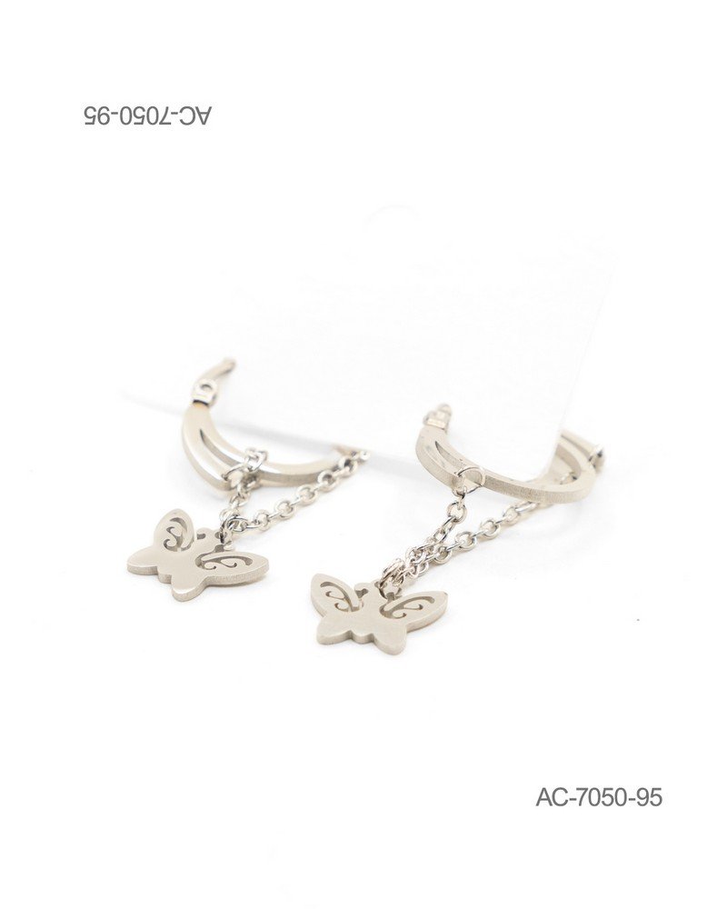 Aros o pendientes de diseño tipo argolla en color plateado o metalizado, decorados con cadenas colgantes y dijes en forma de mariposa AC7050