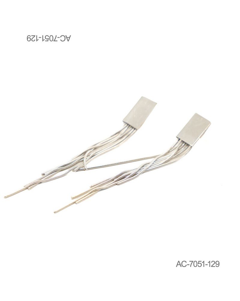 Aros o pendientes colgantes largos en color plateado o metalizado, formados por una base rectangular superior de la que se desprenden múltiples hilos o cadenas finas texturizadas AC7051