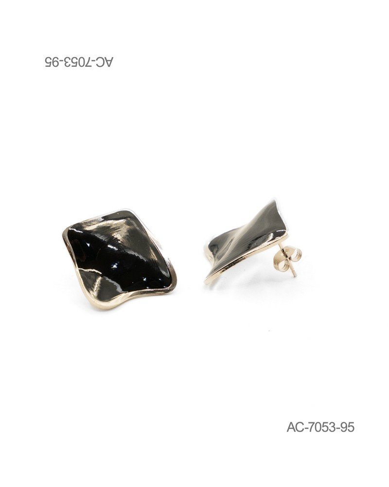 Aros o pendientes de diseño geométrico ondulado tipo botón, con esmalte de color negro en el centro y bordes metálicos AC7053