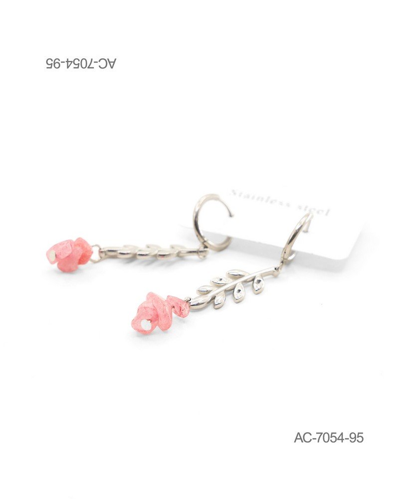 Aros o pendientes colgantes en color plateado o metalizado, compuestos por una argolla superior, una ramita de hojas metálicas y un detalle colgante de piedras o cuentas en tono rosado AC7054