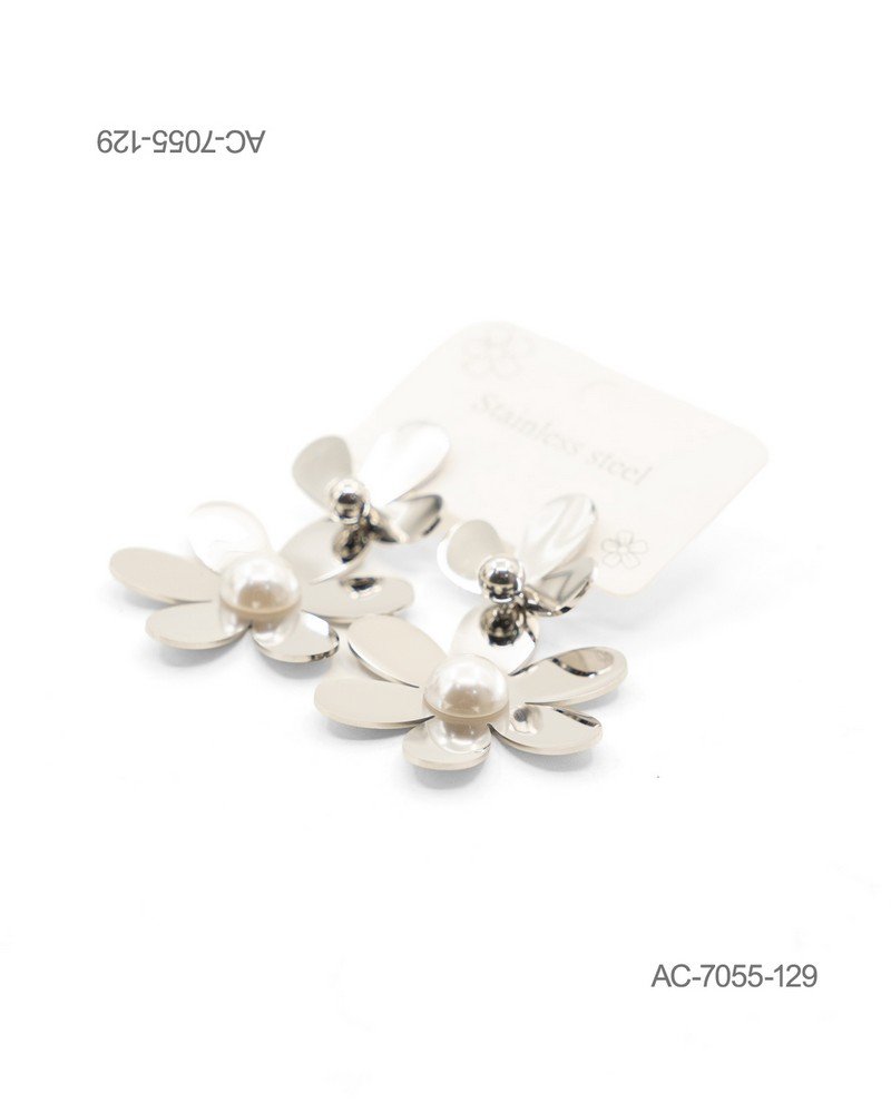 Aros o pendientes colgantes de diseño floral en color plateado o metalizado, formados por una flor metálica superior y una flor inferior más grande con una perla sintética en el centro AC7055
