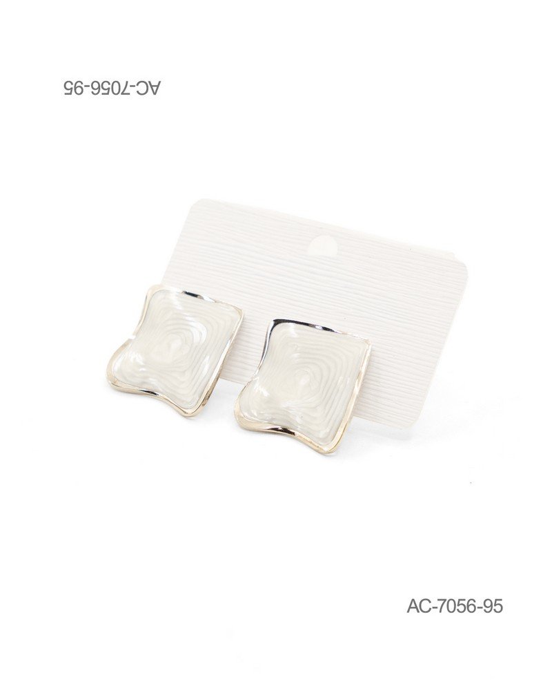 Aros o pendientes de diseño geométrico ondulado tipo botón, con esmalte de color blanco o crema en el centro y bordes metálicos AC7056