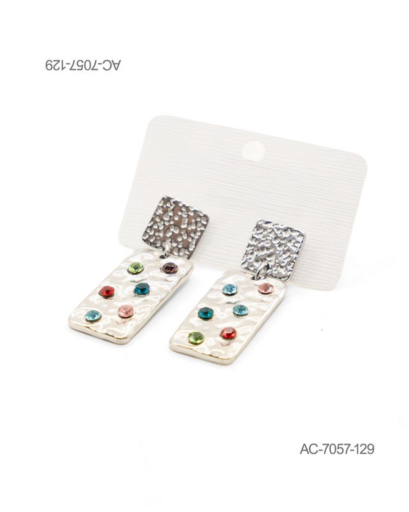 Aros o pendientes colgantes en color plateado o metalizado con textura martillada, con pequeños cristales AC7057