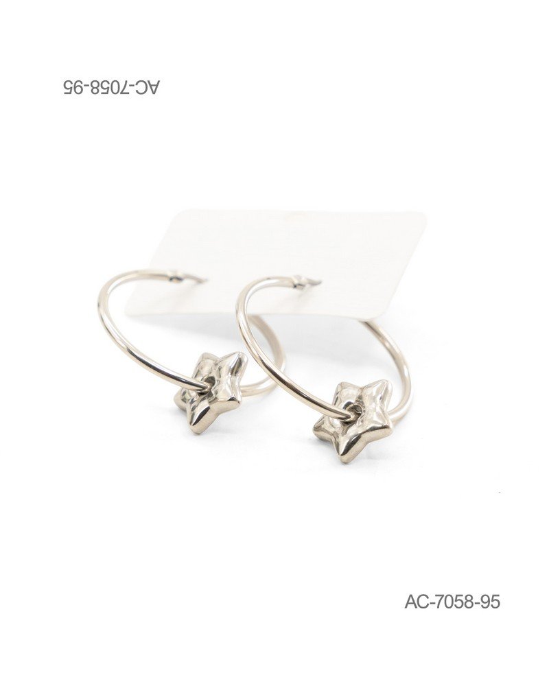 Aros o pendientes de diseño tipo argolla en color plateado o metalizado, decorados con un dije colgante en forma de estrella AC7058
