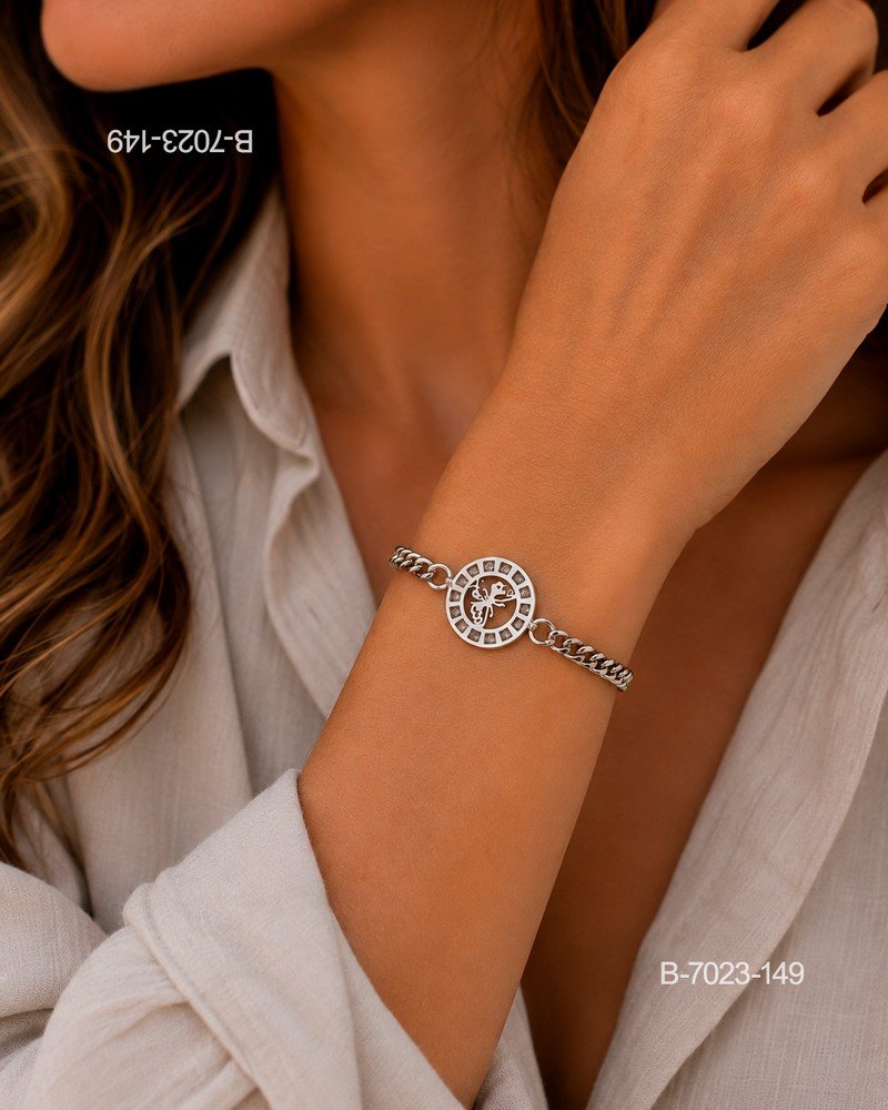 Pulsera de diseño elegante en color plateado o metalizado, compuesta por una cadena de eslabones y una pieza central circular con un diseño perforado B7023