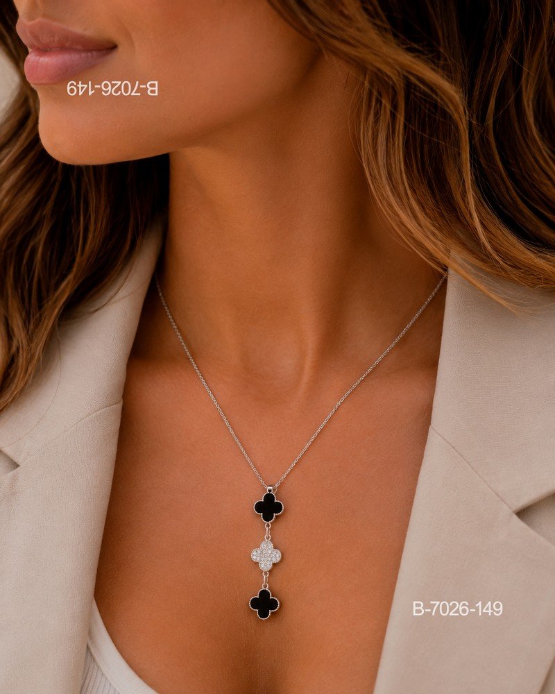 Collar o gargantilla de diseño delicado en color plateado o metalizado, compuesto por una cadena fina y un colgante vertical en forma de tréboles de cuatro hojas entrelazados B7026