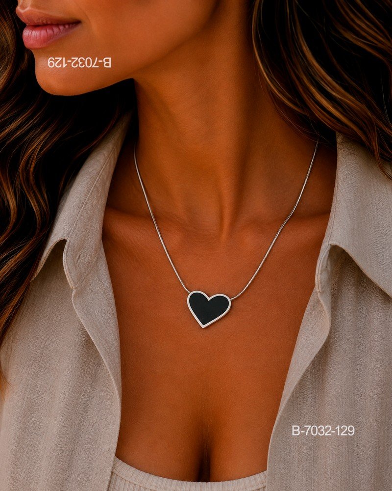 Collar o gargantilla de diseño delicado en color plateado o metalizado, compuesto por una cadena fina tipo serpiente y un dije colgante en forma de corazón B7032