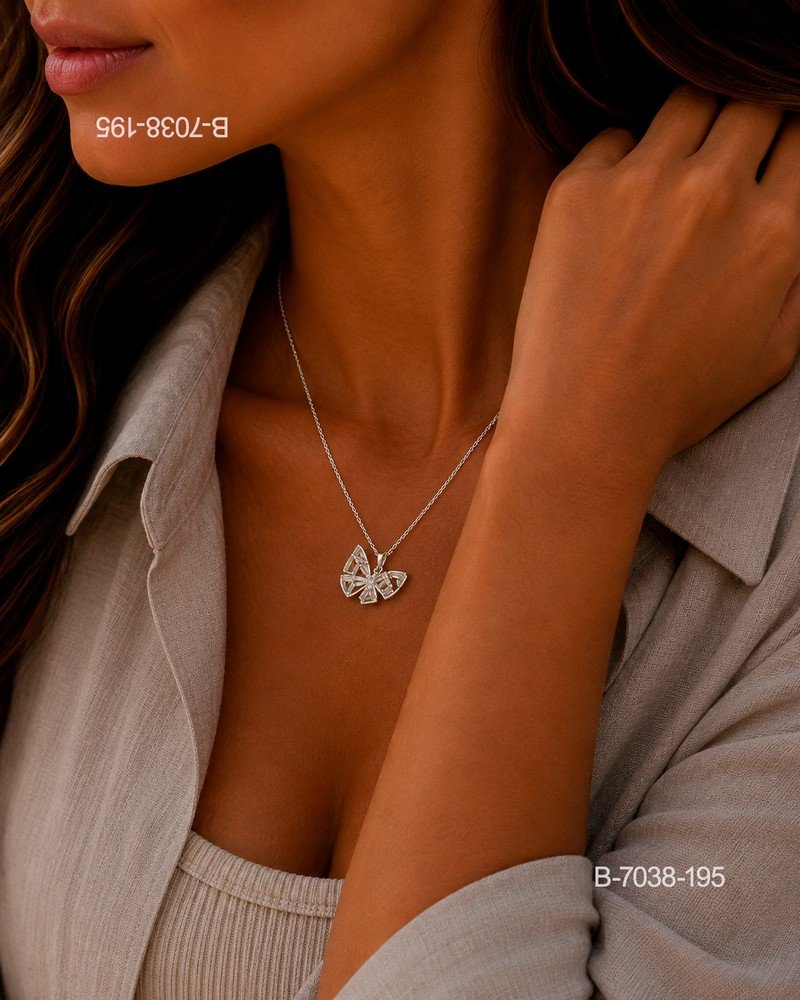 Collar o gargantilla de diseño delicado en color plateado o metalizado, compuesto por una cadena fina y un dije colgante en forma de mariposa adornada con cristales brillantes B7038