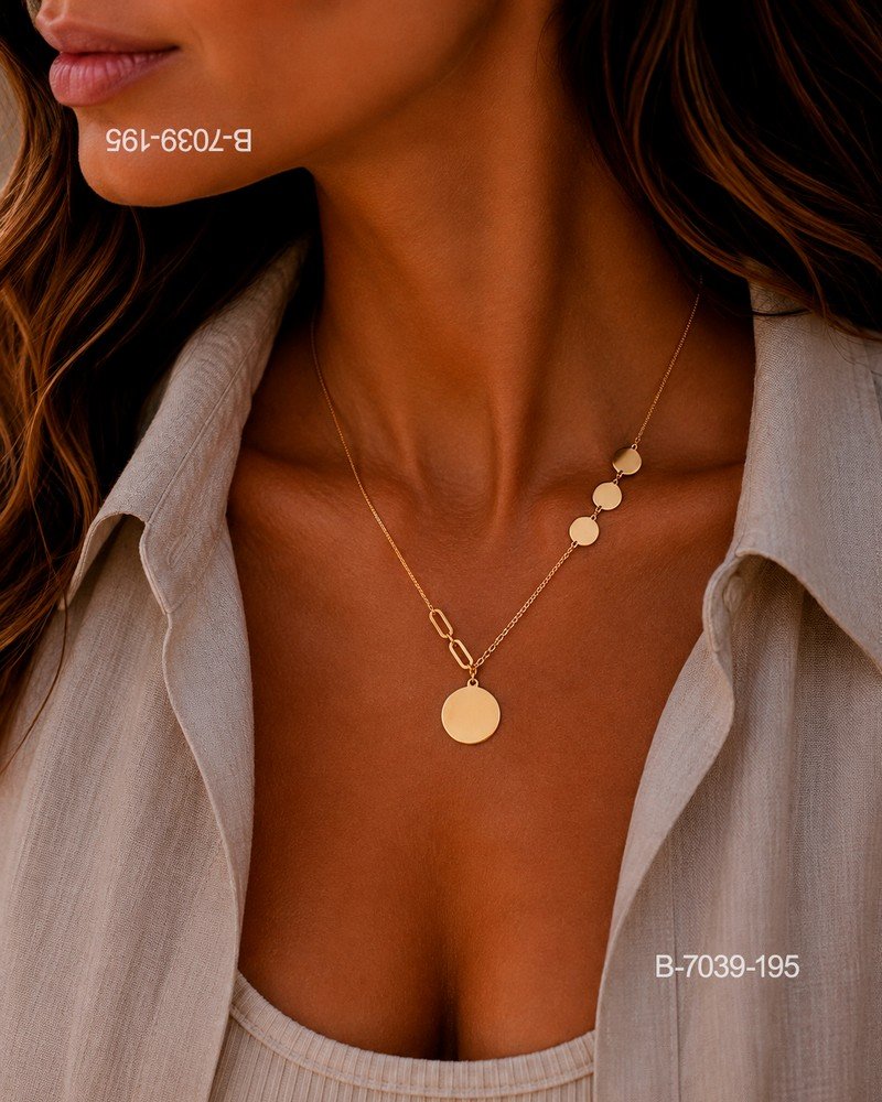 Collar o gargantilla de diseño delicado en color dorado, compuesto por una cadena fina con dijes circulares planos distribuidos a lo largo y un dije colgante circular B7039